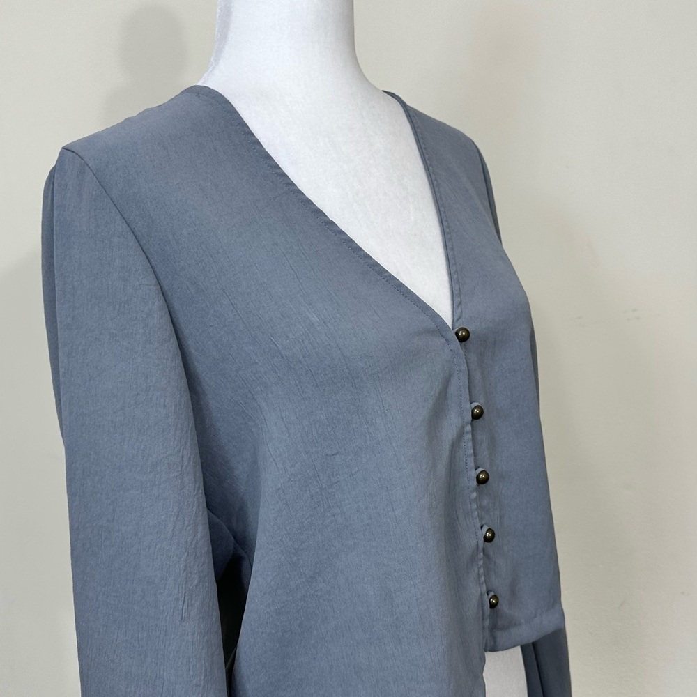 emory park Soft Grey Cropped Waist an Alluring V-Neck Button Up Shirt Top L - Picture 5 of 14